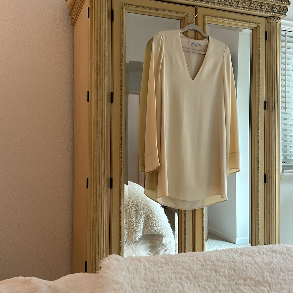 Beautiful cream colored tunic with pockets on the side.